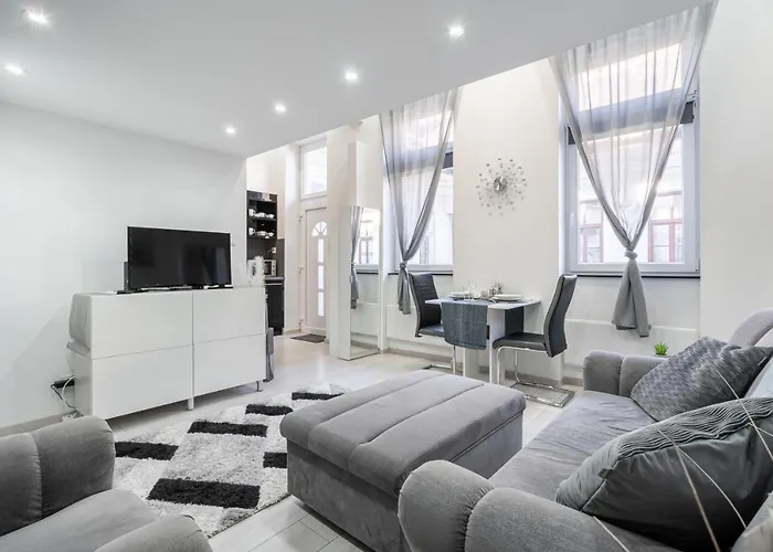 Joyous Era Apartment