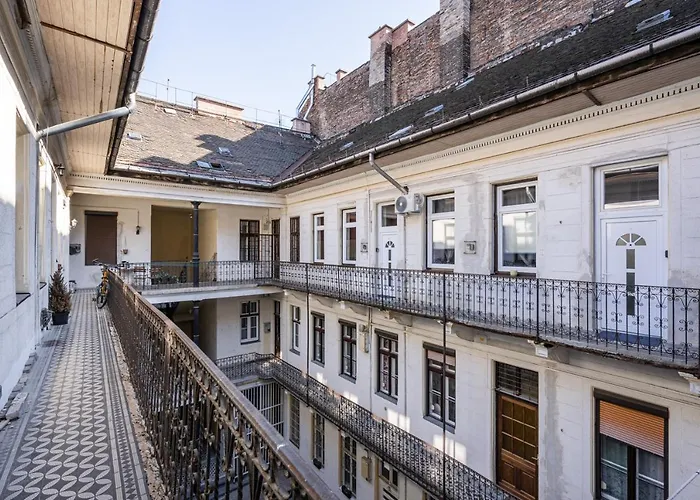 Joyous Era Apartment