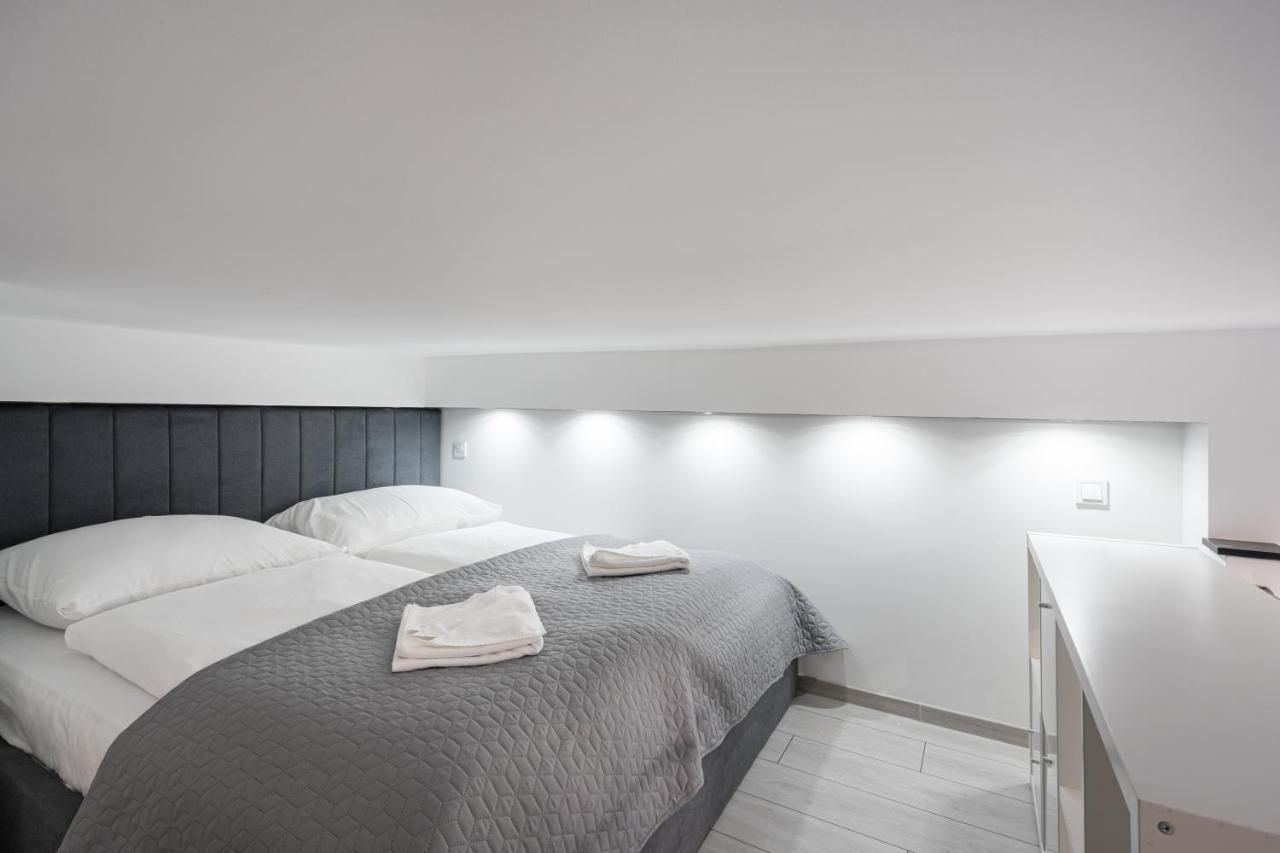 Joyous Era Apartment